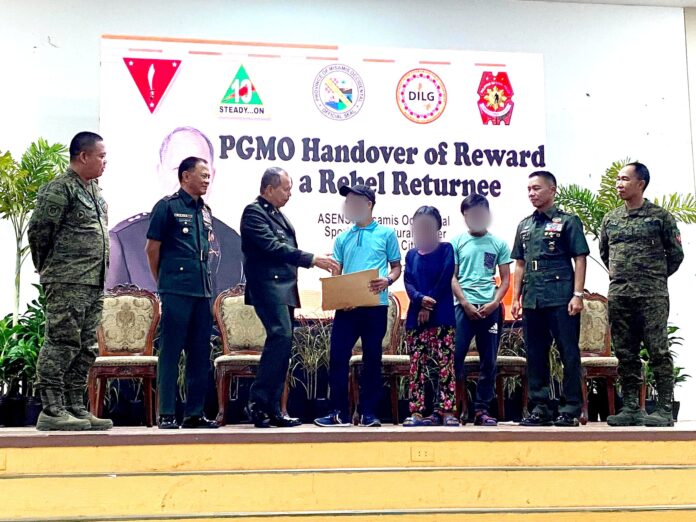 Governor Oaminal led the handover of cash assistance together with Commander 1 ID