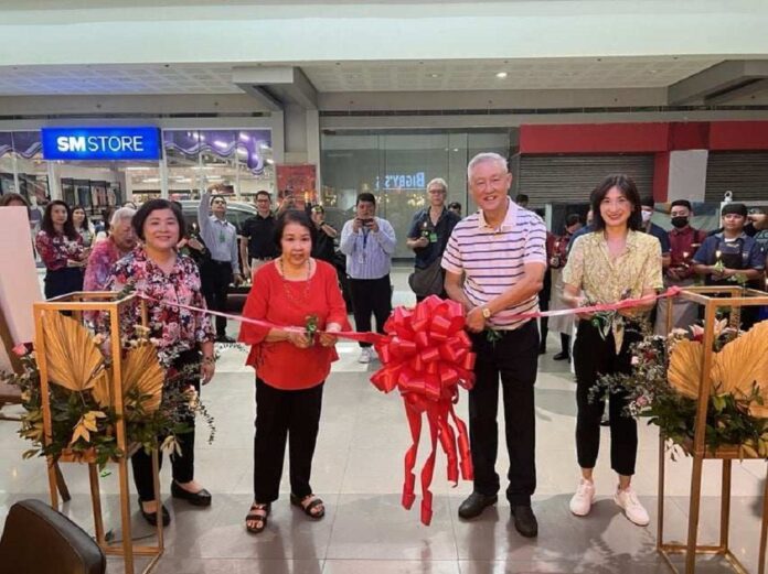 (L-R) Anne Yu, Lily Lim, Henry Yu & Loreen Genabe-Bacorro cutting the ribbon. (photo courtesy of Doy Yu)